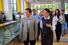 富滇银行董事长莅临我校参观指导