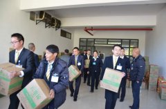 心系员工,温暖新春|东方时尚向员工发放春节礼品