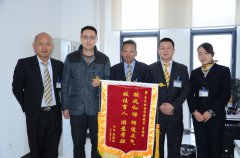 昆明东方时尚驾校学员为教练员送锦旗